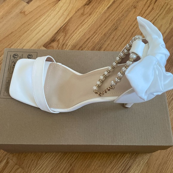 New!!!!! White heels! Size 9.5 Bride - Picture 5 of 9